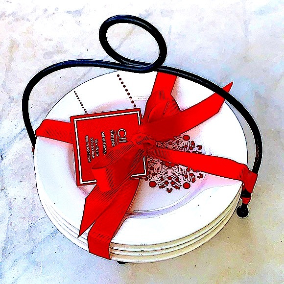 CIROA “SNOWFLAKE ORNAMENTS” SET OF 4 APPETIZER PLATES NWT RED SIMPLE SERVE - Picture 2 of 6
